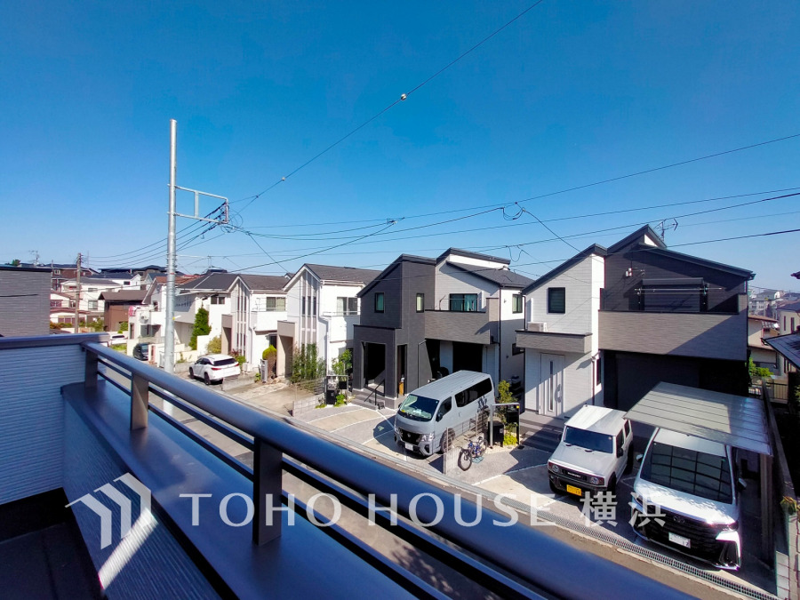 たっぷりの陽光が差し込むバルコニー。健やかな暮らしを守る太陽の恵みを存分に享受できます。爽やかな風と暖かな陽射しが紡ぐハーモニーが日々の暮らしのBGMになることでしょう。