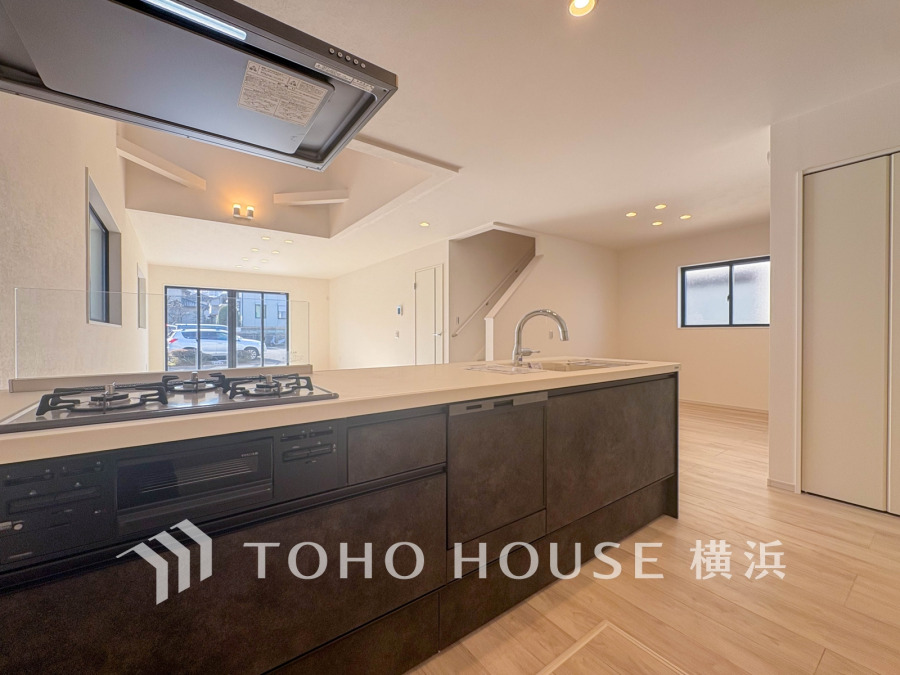 対面キッチンなら、料理や後片づけをしながらリビングにいるご家族と会話したり、気配を感じることができます。特にお子様が小さいうちは、目が離せないので便利です。