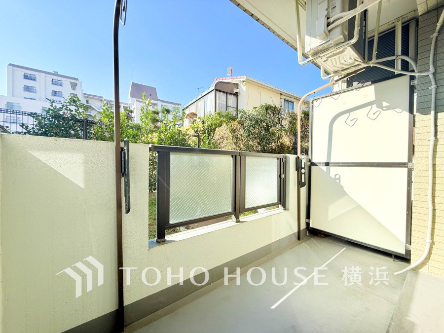 暮らしの中で光と風を演出してくれるバルコニー。開放的な空間を演出しながら、プライベート性も確保された空間です。
