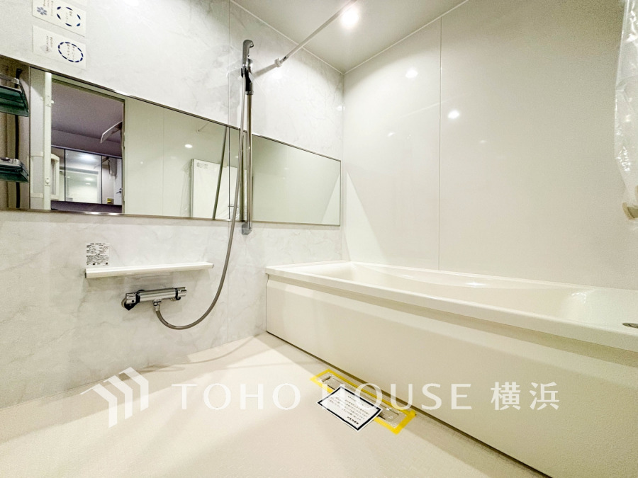 心地よいリラックスを叶える清潔感溢れる美しい空間。快適で機能的なバスルームです。
