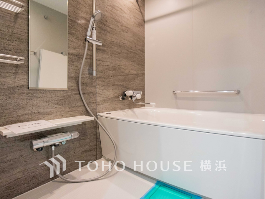 上質が感じられる質感とカラーリングで、清潔な空間美を実現。一日の疲れが癒される優雅なバスタイムを堪能できるゆとりあるバスルームです。