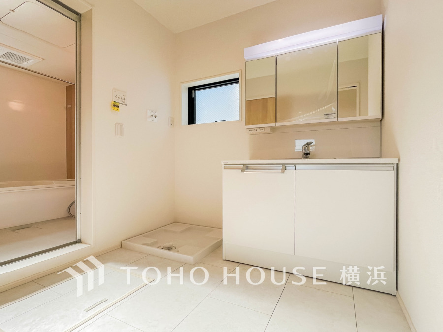 洗面台には三面鏡を採用。身だしなみを整えやすい事はもちろんですが、鏡の後ろに収納スペースを設ける事により、散らかりやすい洗面スペースをすっきりさせる事が出来るのも嬉しいですね。