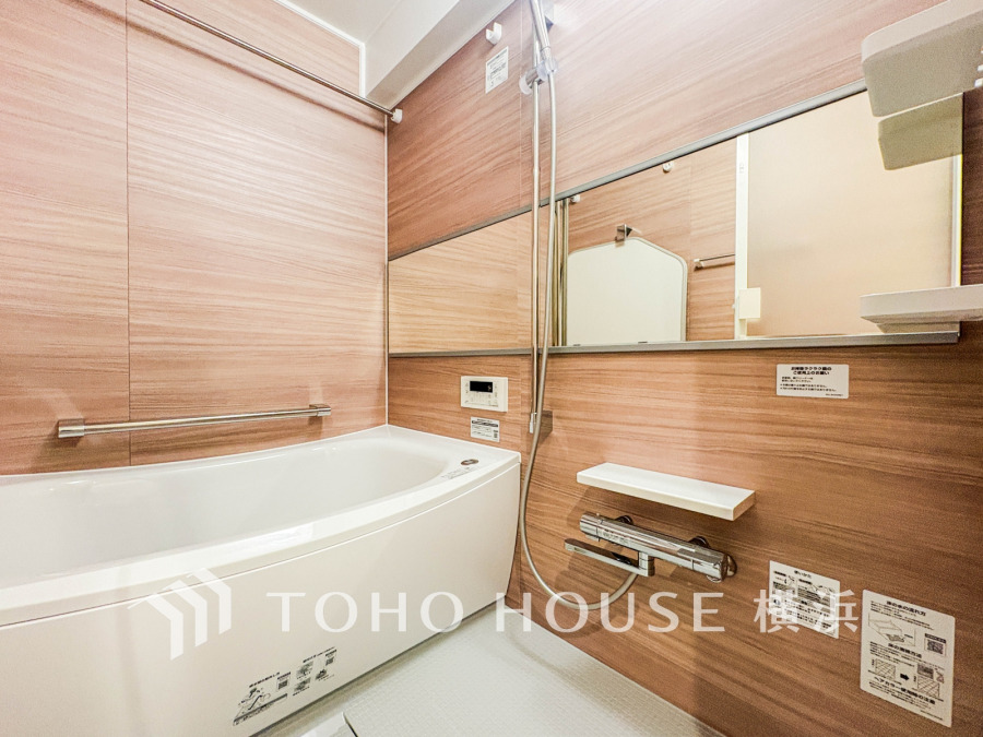 心地よいリラックスを叶える清潔感溢れる美しい空間。快適で機能的なバスルームです。
