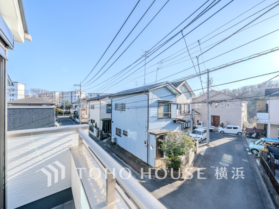 気持ち良い青空を見渡すバルコニー。穏やかな住環境で快適な暮らしを実現します。