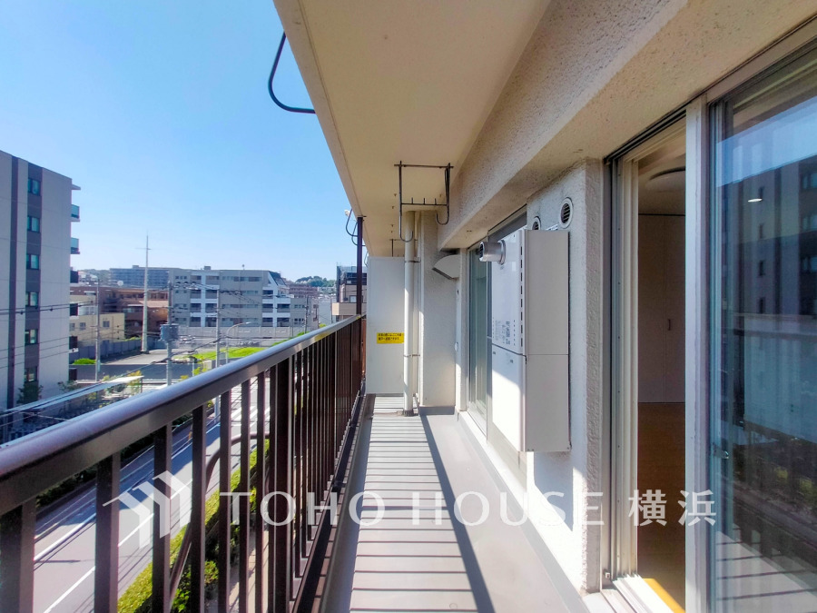 南西向きの明るいバルコニー。爽やかに光と風を感じる空間です。
