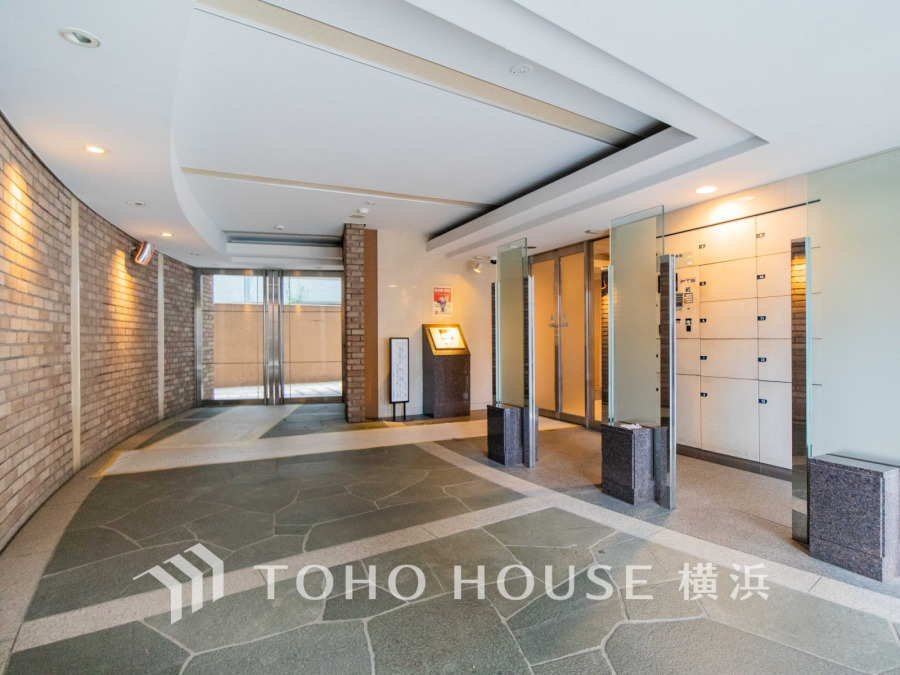 エントランスは毎日の行き帰りで使う大事な空間です。明るい基調で華やかなデザインなので、毎日も気持ちよく、またご友人なども素敵に迎え入れられます。