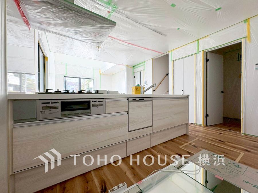 【2025年11月撮影】明るい木目調のキッチンは対面式で、開放感のあるリビングとつながり家族の会話が弾む設計です。