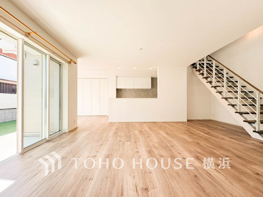 家族みんなが爽やかに健やかに過ごせるように、溢れる光をたっぷり取り込んだリビングダイニング。集いの場、憩いの場としての快適性を求めたやすらぎの空間です。