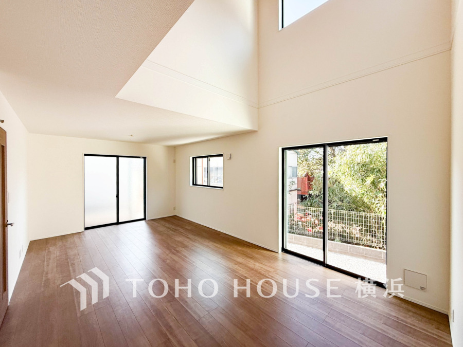 開放的な吹き抜け空間は大きな窓から光が差し込む明るい空間です。
