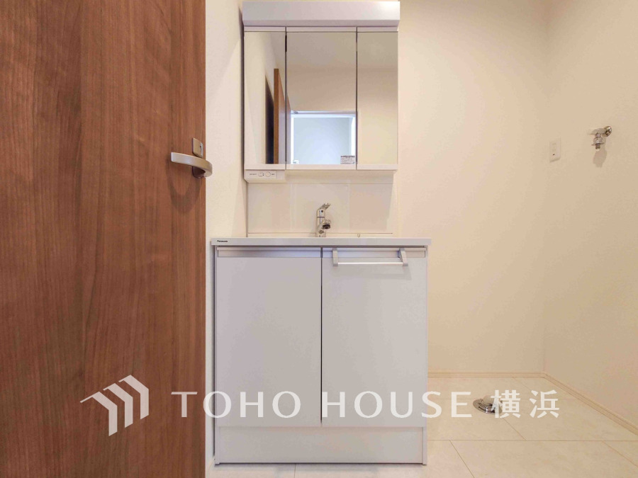 十分な大きさの洗面台は収納もさる事ながら、身だしなみチェックや歯磨きなど、朝の慌ただしい時間でもホテルライクなスペースで余裕とゆとりを感じて頂けます。