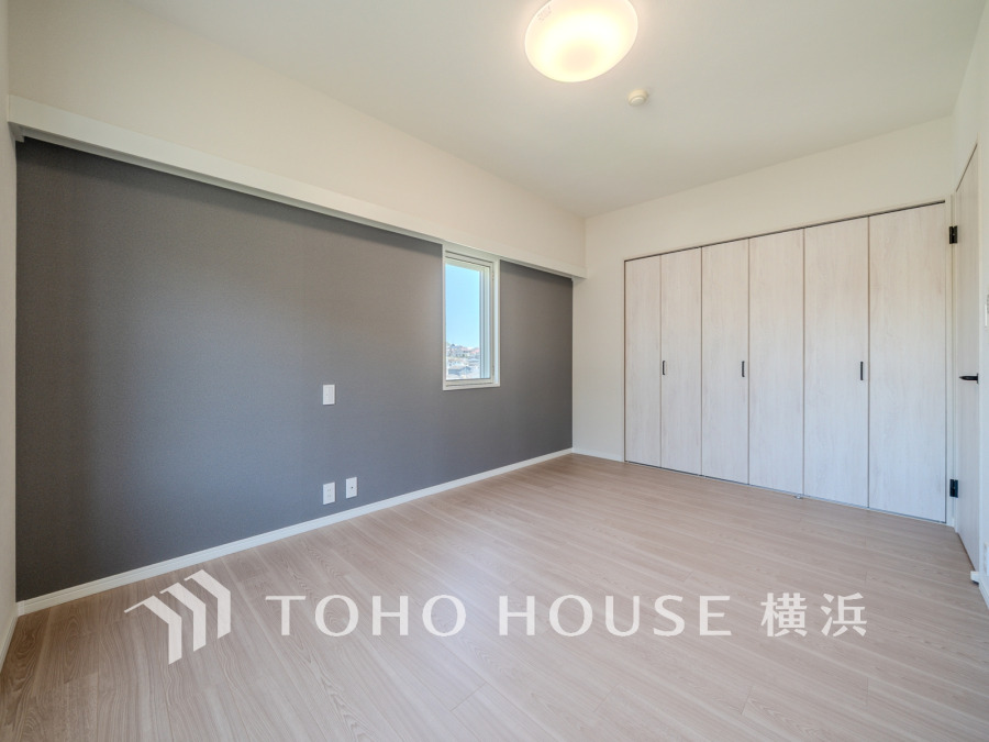 たっぷりの収納を備えた洋室。プライベートな自分時間を快適に過ごせるお部屋です。

