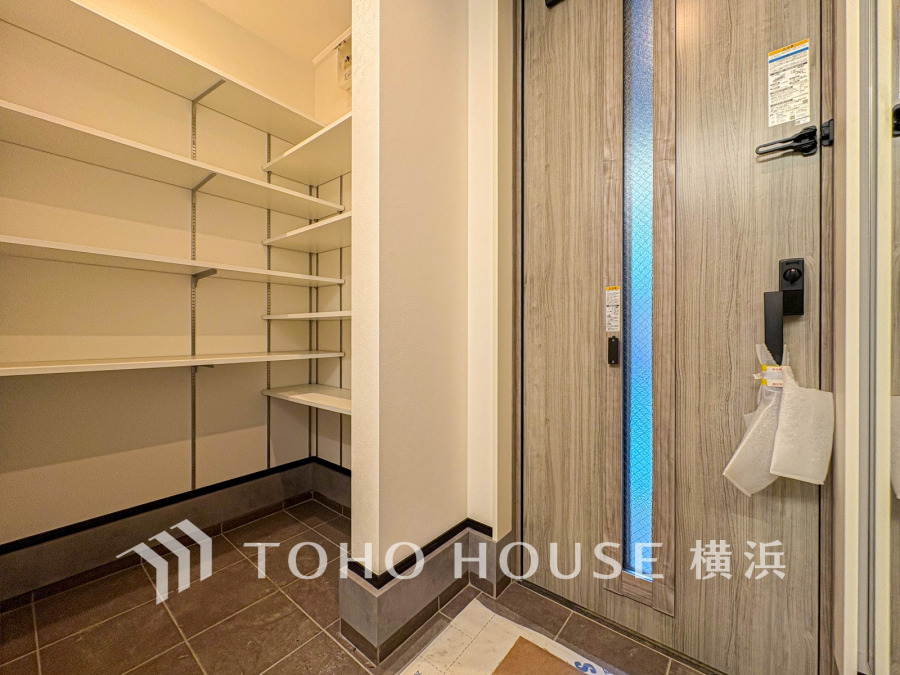靴を履いたまま出入りできる大型のシューズインクローゼットが設けられています。靴類だけでなく、かさばる物も収納できます。