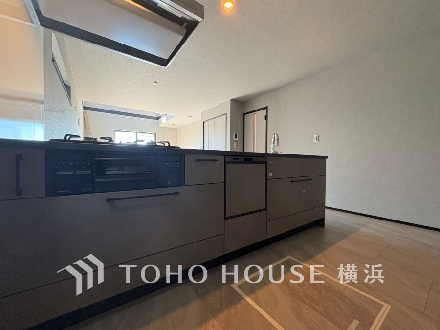 リビングダイニングとの一体感を感じられる対面式キッチン。ハイセンスな空間を豊かに表現する素敵なキッチンで快適にお料理をお楽しみください。