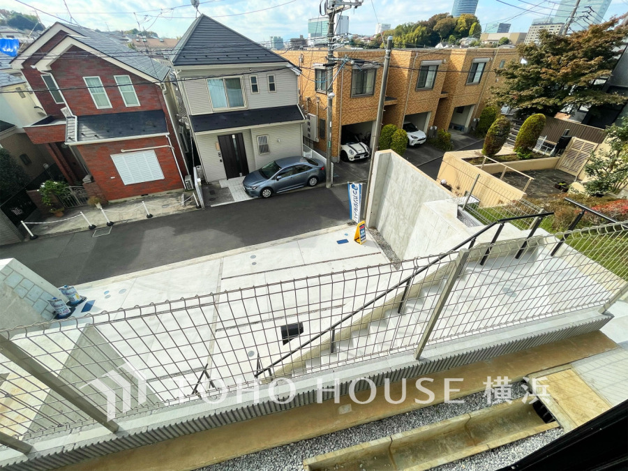 ゆとりあるカースペースには2台駐車可能（車種によります）