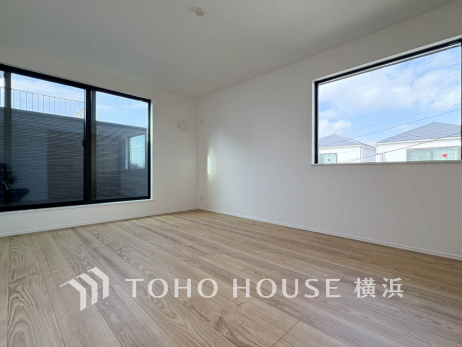 穏やかな風と陽光を導き、プライバシーに配慮された設計プランを採用し、居住性を一段と心地よいものにしています。明るく開放的な空間を演出しております。