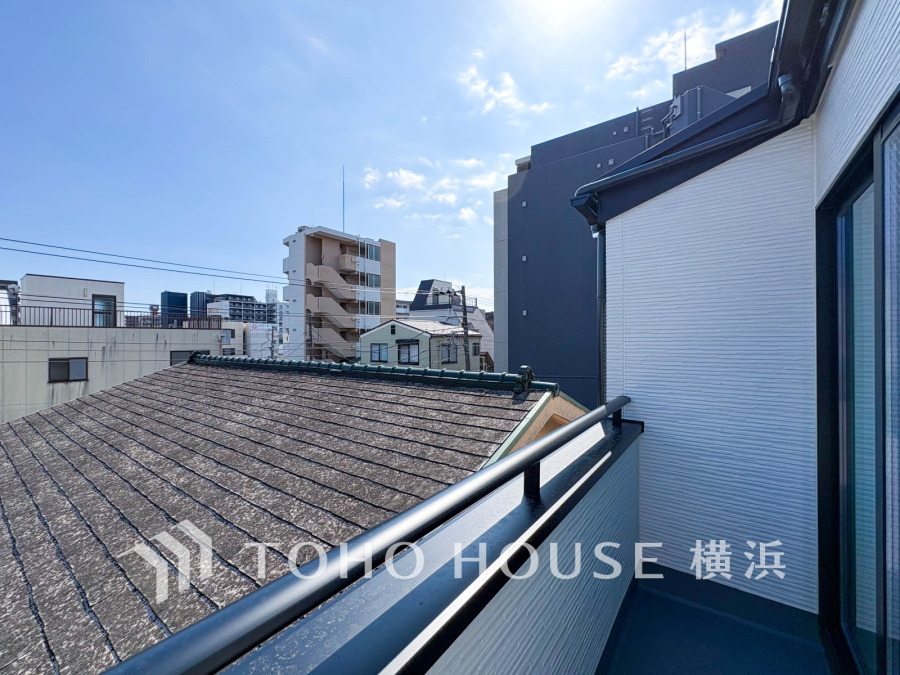 暮らしの中で光と風を演出してくれるバルコニー、見事なまでの開放的な空間を演出しながら、プライベート性も確保された空間は我が家の自慢です。