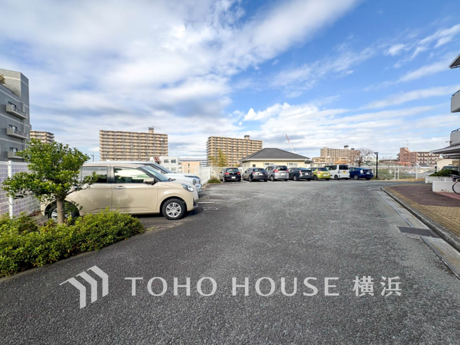 ゆとりある敷地内駐車場は車の出し入れもスムーズ。周囲の緑と開放的な空間が心地よい住環境を演出します。（空き状況につきましては、担当までお問合せ下さいませ。）