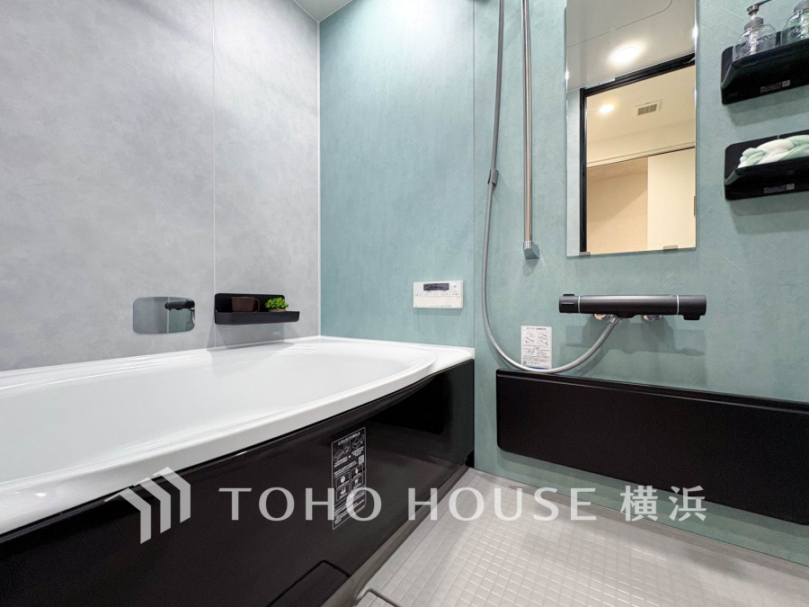 1日の疲れを癒すバスルームは、心地よいリラックスを叶える清潔感溢れる美しい空間です。心からゆったりと寛いでいただけるよう、ゆとりのスペースを確保してます。