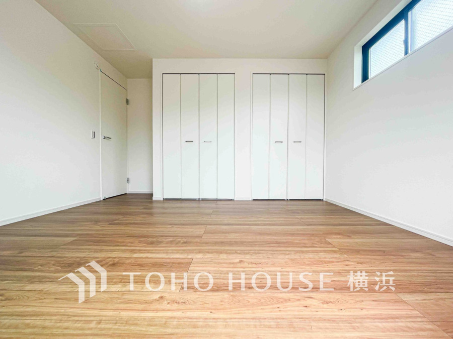穏やかな風と陽光を導き、プライバシーに配慮された設計プランを採用し、居住性を一段と心地よいものにしています。明るく開放的な空間を演出しております。