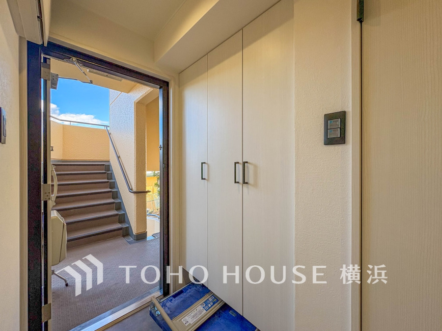 収納力のあるトールサイズのシューズボックスを設置した玄関。