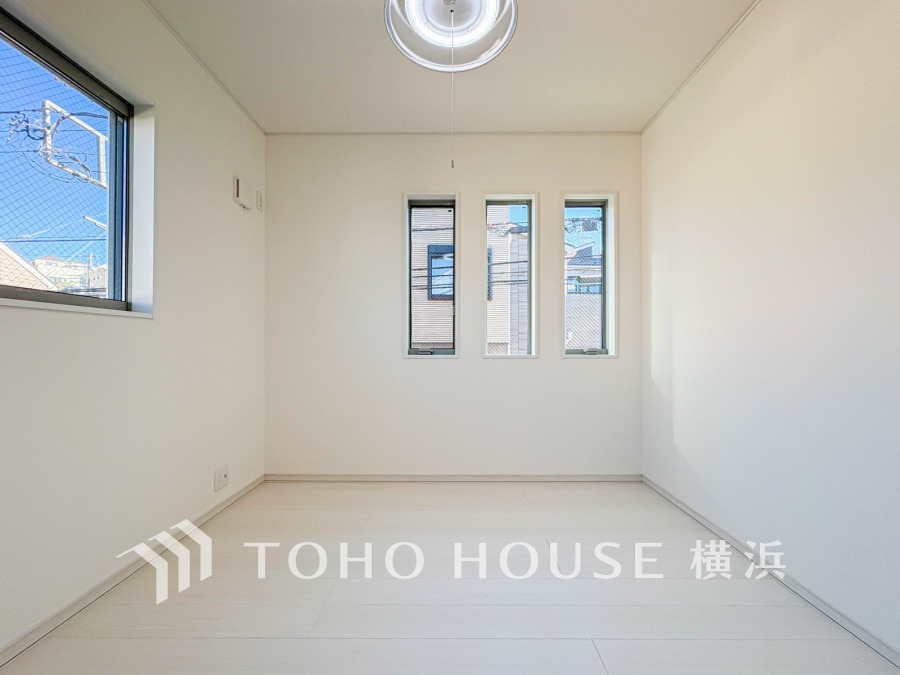 穏やかな風と陽光を導き、プライバシーに配慮された設計プランを採用し、居住性を一段と心地よいものにしています。明るく開放的な空間を演出しております。