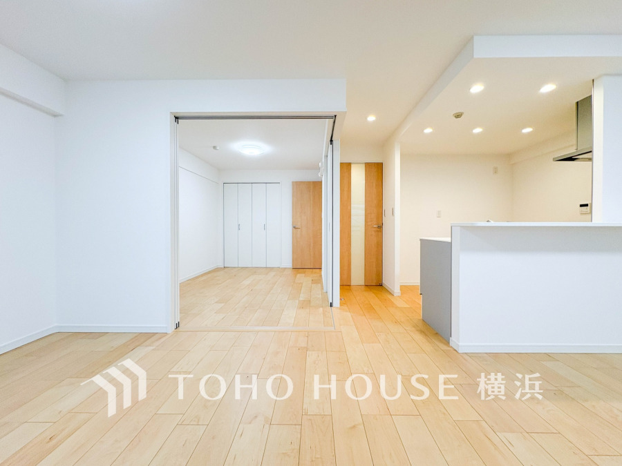 ナチュラルな木目床と白壁で明るく開放的なリビング。可動間仕切りで空間を自由に使い分けられます。