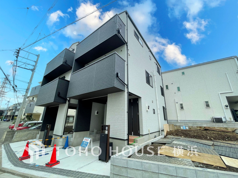 ふりそそぐ陽射しと開放的な空間形成。青空を背景に更なる美しさを醸す佇まい。暖かな陽光と爽やかな風がハーモニーを奏でる上質な空間を愉しむ暮らしがここにある。