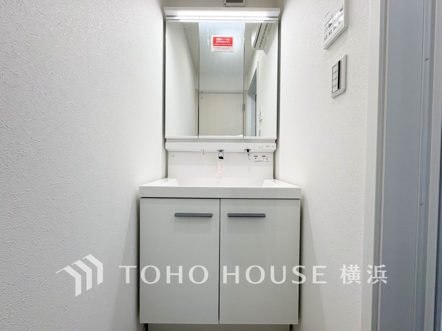 一日の始まりと終わりを心地よく演出し、多彩な機能が備えられたパウダールーム。心地よいリフレッシュ空間。清潔感ある洗面台は、身だしなみチェックや肌のお手入れに。