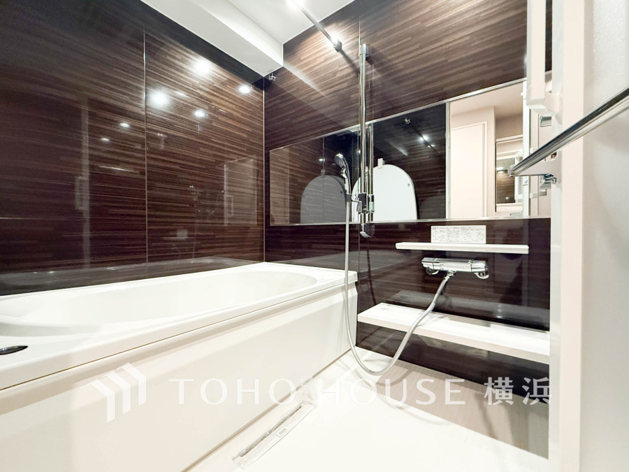 1日の疲れを癒すバスルームは、心地よいリラックスを叶える清潔感溢れる美しい空間です。心からゆったりと寛いでいただけるよう、ゆとりのスペースを確保してます。