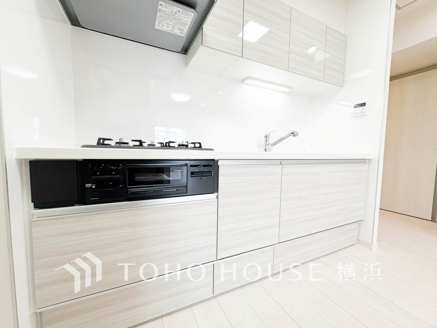 使い勝手の良い設備のキッチンで効率よくお料理もできます。食する料理に家族が舌鼓を打ち自然と笑いが絶えない空気感がそこに広がります。自慢の腕をふるってください。