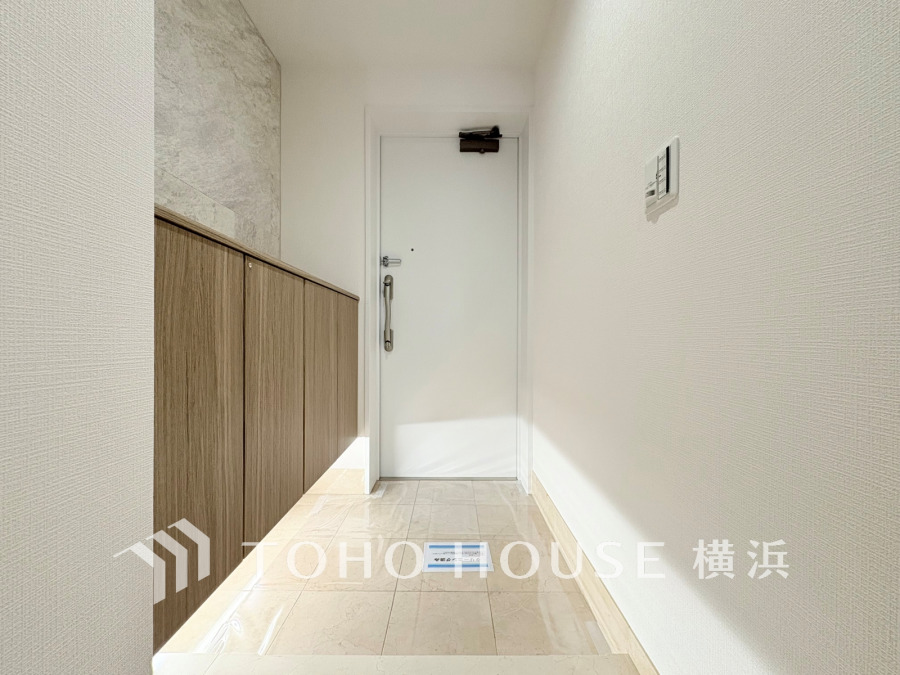 上質感漂う玄関と廊下。居住者の帰り、訪れる方を優しく迎える・安らぎに満ちた生活空間を予感させる。健やかな暮らしを楽しめることでしょう。