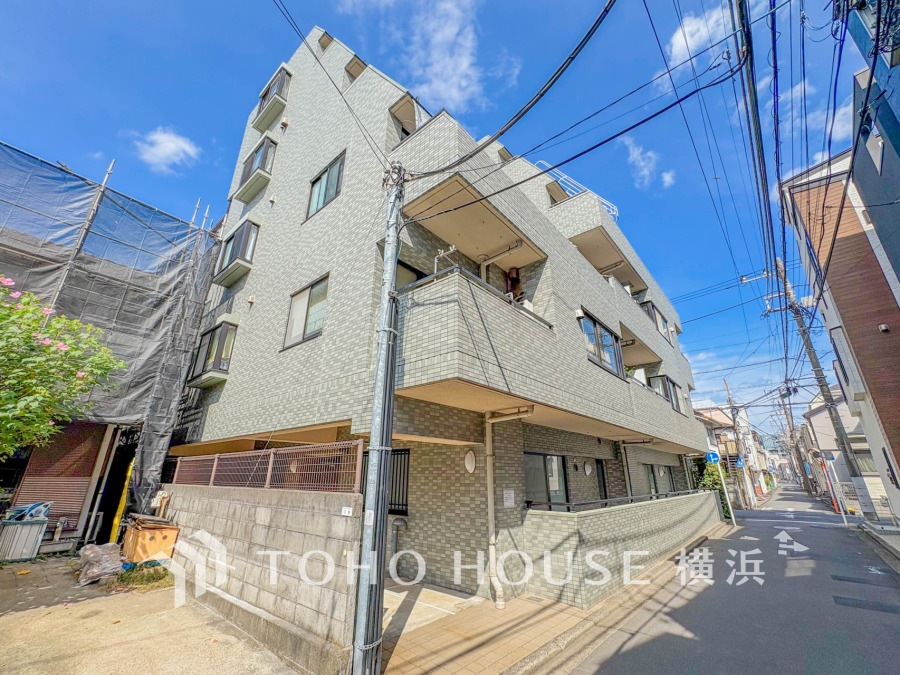 穏やかな風と陽光を導き、プライバシーに配慮された設計プランを採用し、居住性を一段と心地よいものにしています。周辺環境とのコラボレーションにより明るく開放的な空間を演出。