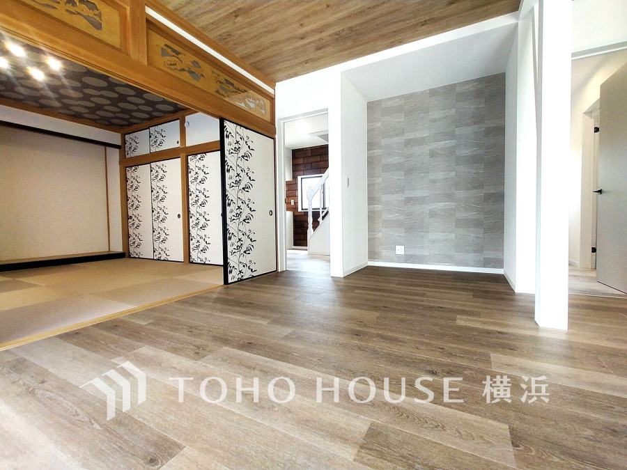 リビングは、家族と共有する生活圏。和室が隣接しており、明るく開放的な居住空間を提供します
