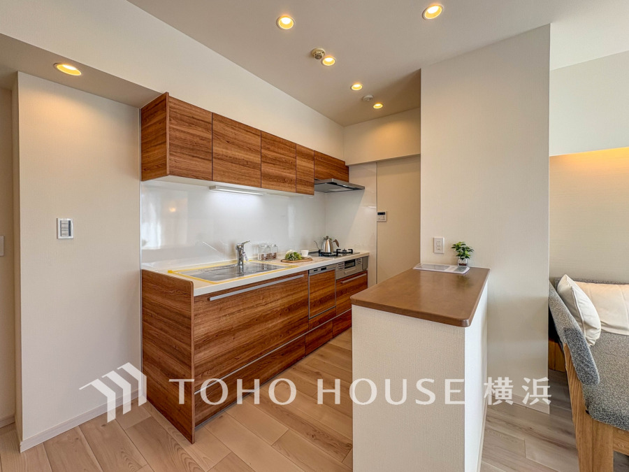 収納カウンターで程よく仕切ったキッチン空間。機能的で美しいキッチン空間です。
