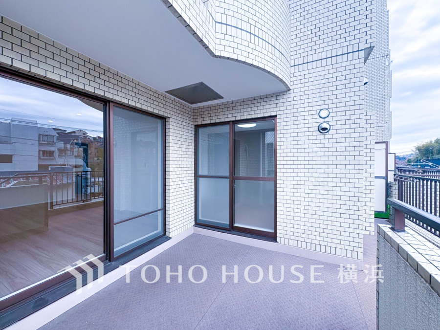 暮らしの中で光と風を演出してくれる南向きのテラス。見事なまでの開放的な空間を演出しながら、プライベート性も確保された空間は我が家の自慢の空間です。