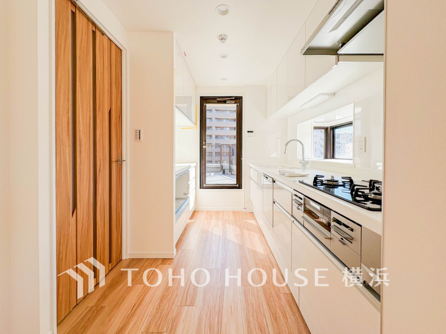 家事動線やリビングとのつながりに配慮し、食事の準備や片付けなどの家事を楽しくするキッチンスペースに仕上げました。毎日使う場所だから気持よく使えて、居心地の良い空間に。