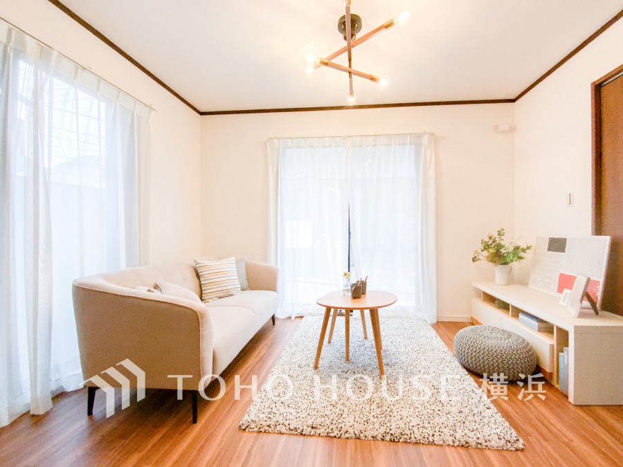 ここにはみんなが集い、食事と楽しい会話が始まる。話に夢中になりすぎて、ついつい時を忘れてしまう。そんな束の間の幸せを感じさせてくれる場所。