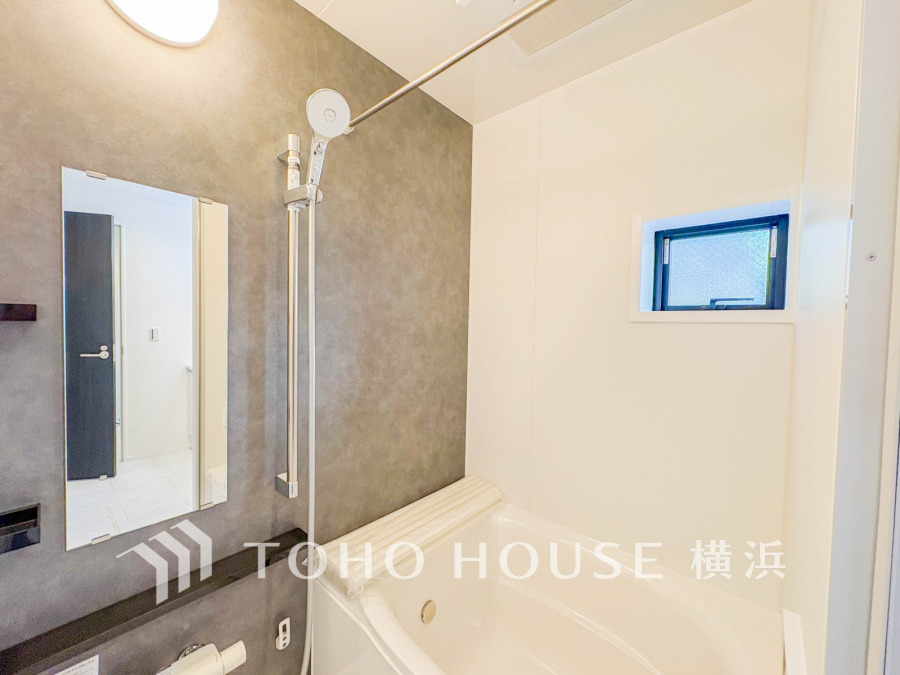 掃除のしやすさ・収納の便利さなど、おふろを使う人、お手入れする人、みんなにとっての「しあわせ性能」を追求したバスルームを採用いたしました。