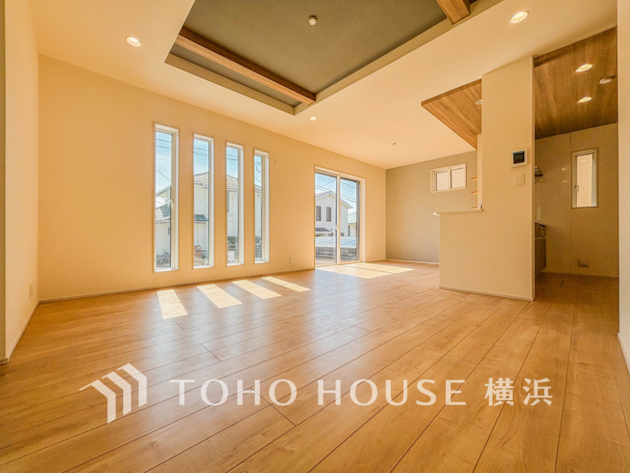 折り上げ天井で開放感を演出したLDK空間。デザイン性のある窓から光が差し込む寛ぎの空間です。