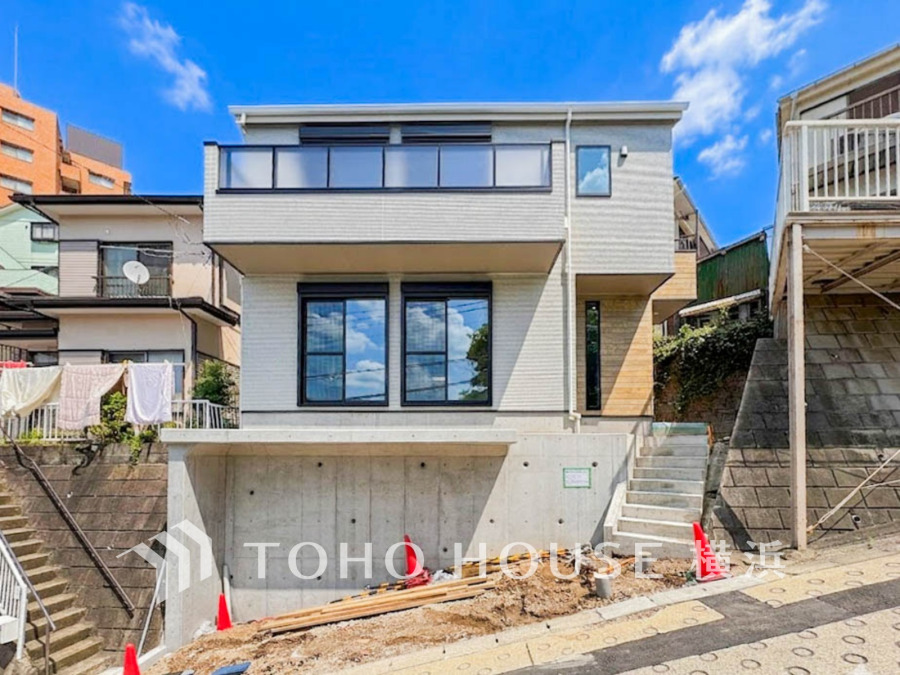 住む人を映し出す洗練された佇まいは、いつまでも輝き続けながらいつしか街の風景に溶け込んでいきます。（2026年6月撮影）