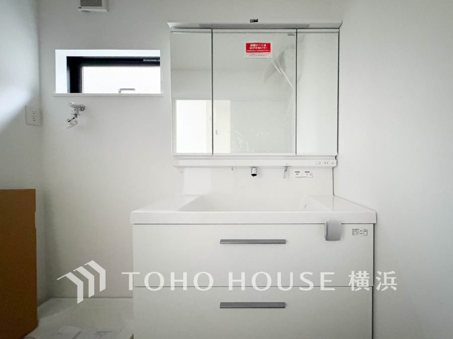 十分な大きさの洗面台は、身だしなみチェックや歯磨きなど、朝の慌ただしい時間でも余裕とゆとりを感じて頂けます。