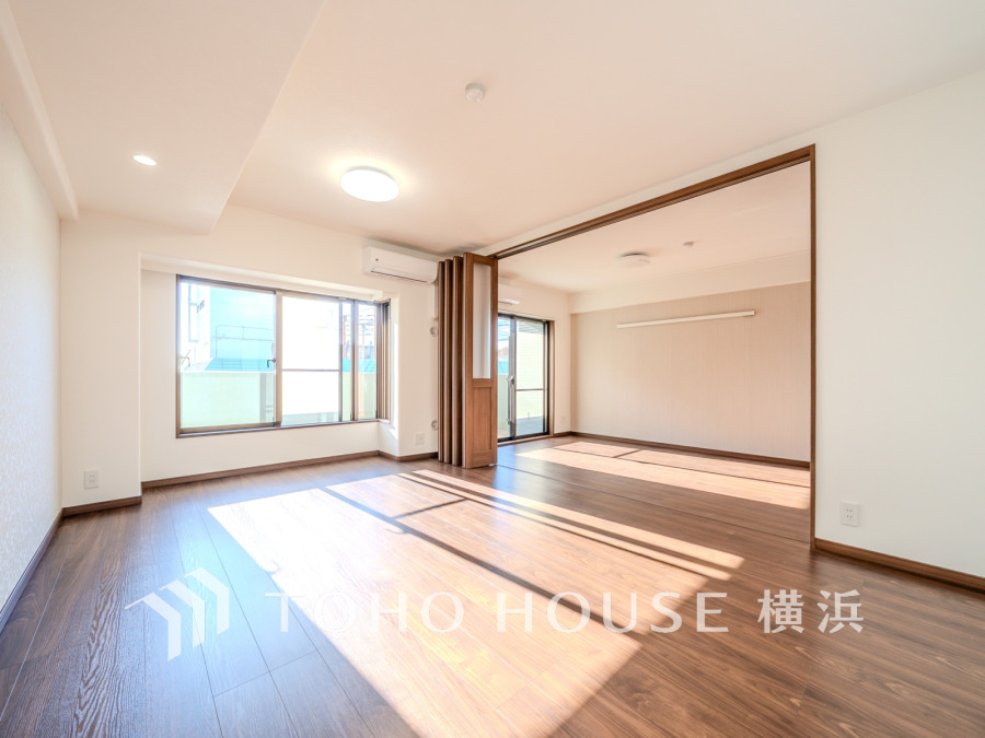 明るく開放的な空間が広がるLDK。室内には豊かな陽光が注ぎ込み、爽やかな住空間を演出。
