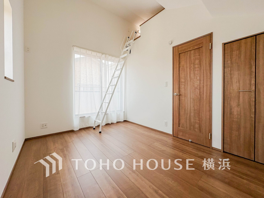バルコニーに面した明るい洋室。6帖のお部屋は上部ロフト付きです。