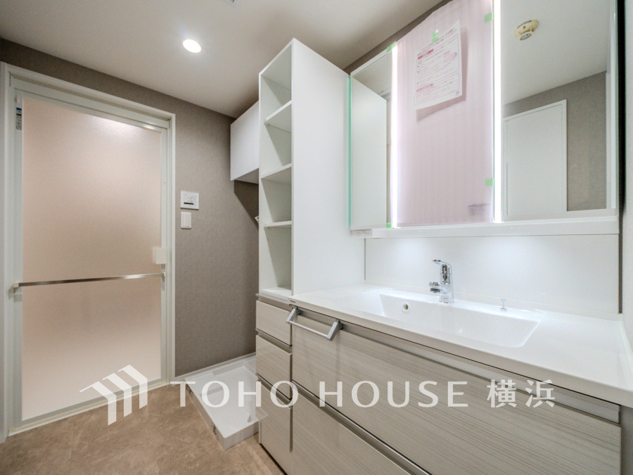 新規交換された洗面化粧台は美しく使いやすい機能が備えられています。