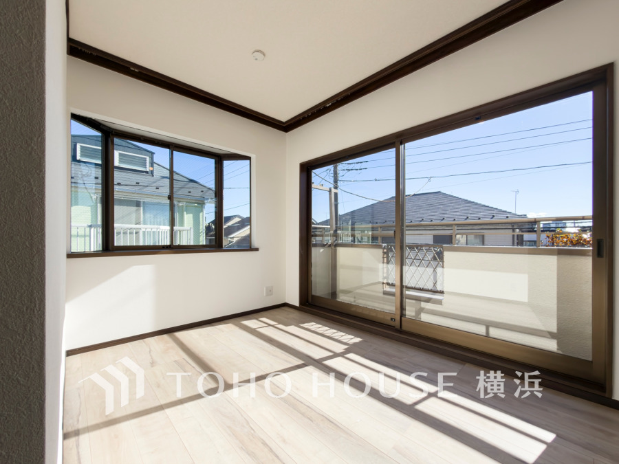 二面採光で明るく開放的な洋室。広い窓からたっぷりの自然光が差し込み、心地よい空間を演出します。