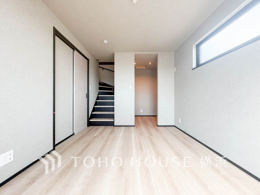 シンプルで明るい空間が広がる居室。大きな窓から自然光が差し込み、快適な生活をサポートします。