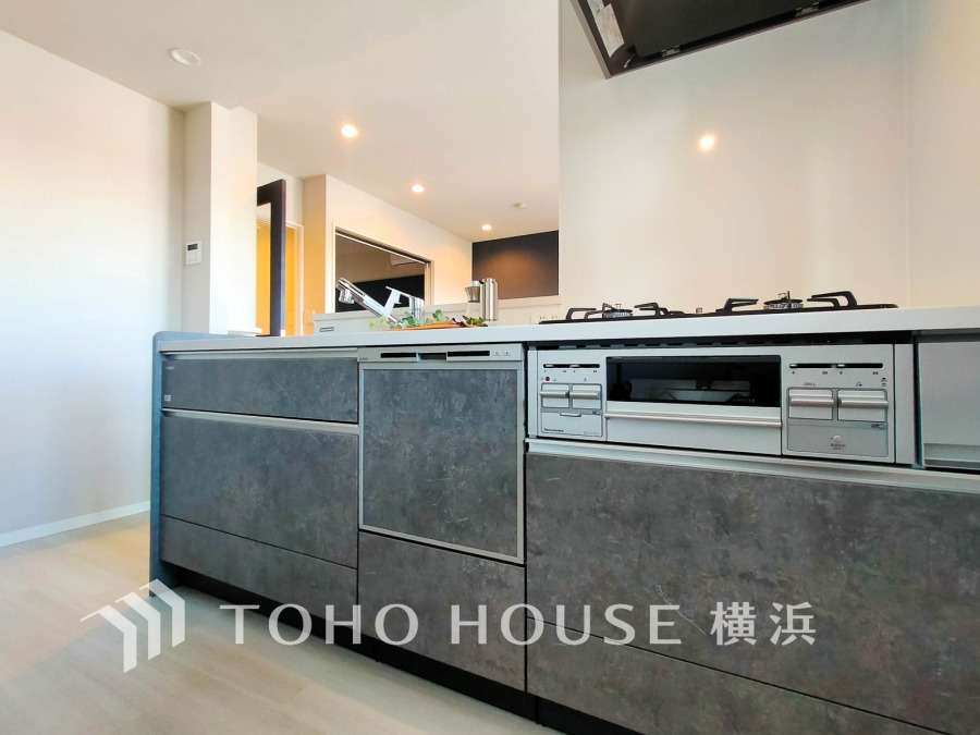 スタイリッシュな対面キッチンを採用。リビングが見渡せるので、お子様を安心して遊ばせながら家事ができ、リビング学習をするお子様にも声がかけやすい自然な距離感。 