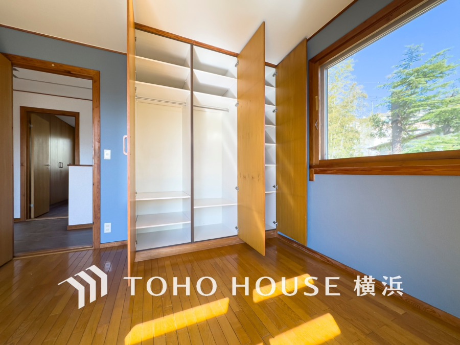 大きな窓からたっぷりと陽光が注がれる明るい空間。機能的で見やすいクローゼット付きです。