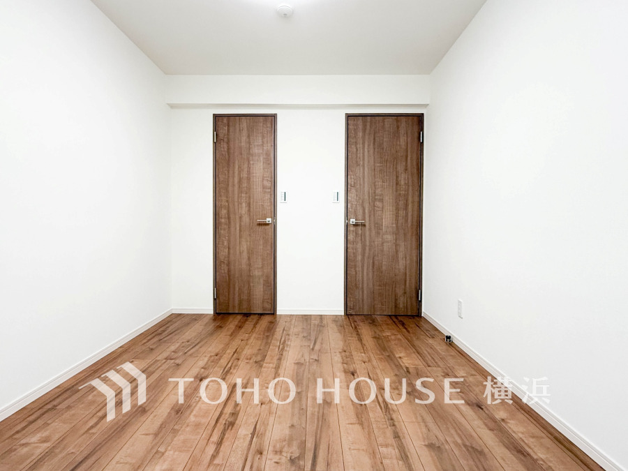 シンプルで清潔感のある室内。木目調のフローリングと扉が温かみを演出します。収納や用途に合わせて使い分け可能です。