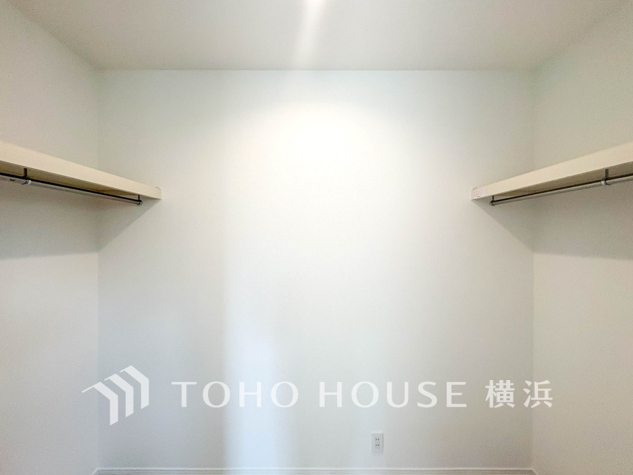ひと目で収納物を確認できるウォークインクロゼットは、ゆとりの広さを備えた大型収納。数多くの衣類に加え、足元には引出しや衣装箱、シューズボックスなども収納することができます。
